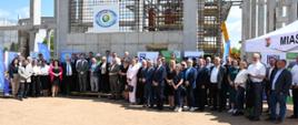 Zdjęcie grupowe. Paweł Augustyn, Zastępca Prezesa Zarządu NFOŚiGW podczas uroczystość podpisania i wmurowania aktu erekcyjnego Instalacji Termicznego Przekształcania Odpadów w Suwałkach.