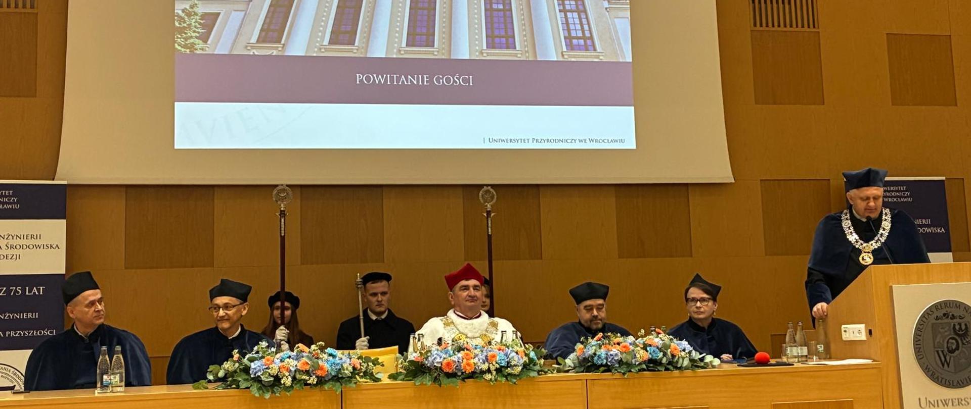 Uczestnicy Jubileuszu siedzący na sali wykładowej wraz z mówcą.