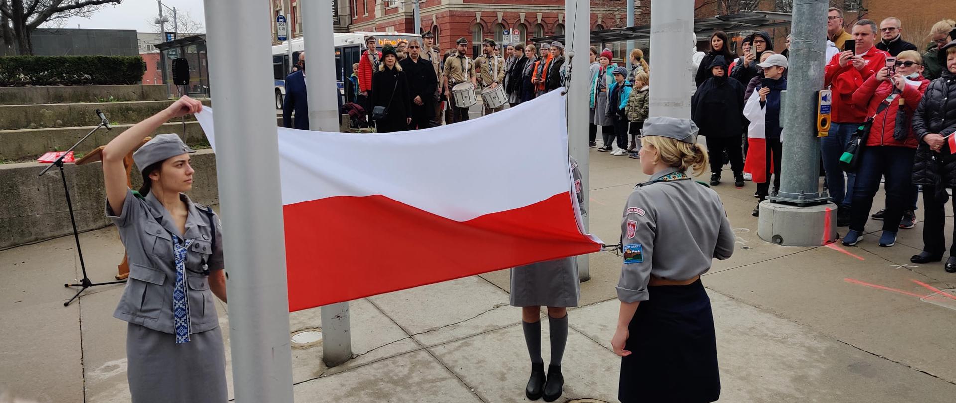 wciągniecie polskiej flagi przy ratuszu w Kitchener