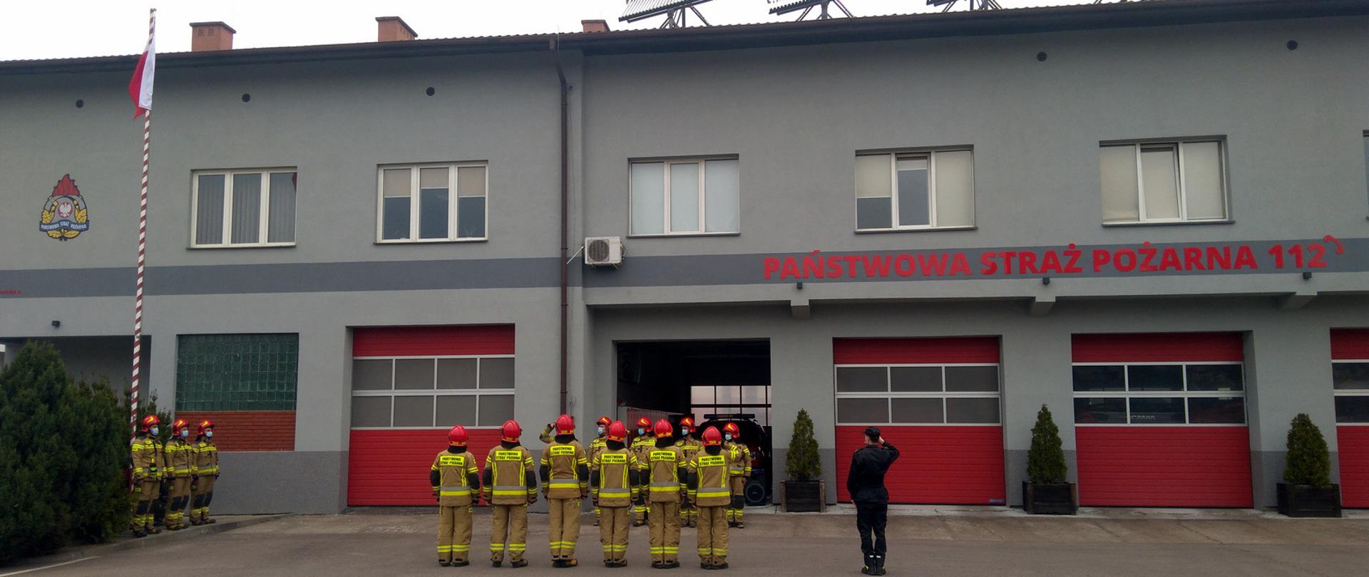 Uroczysta zmiana służby z okazji Dnia Flagi.