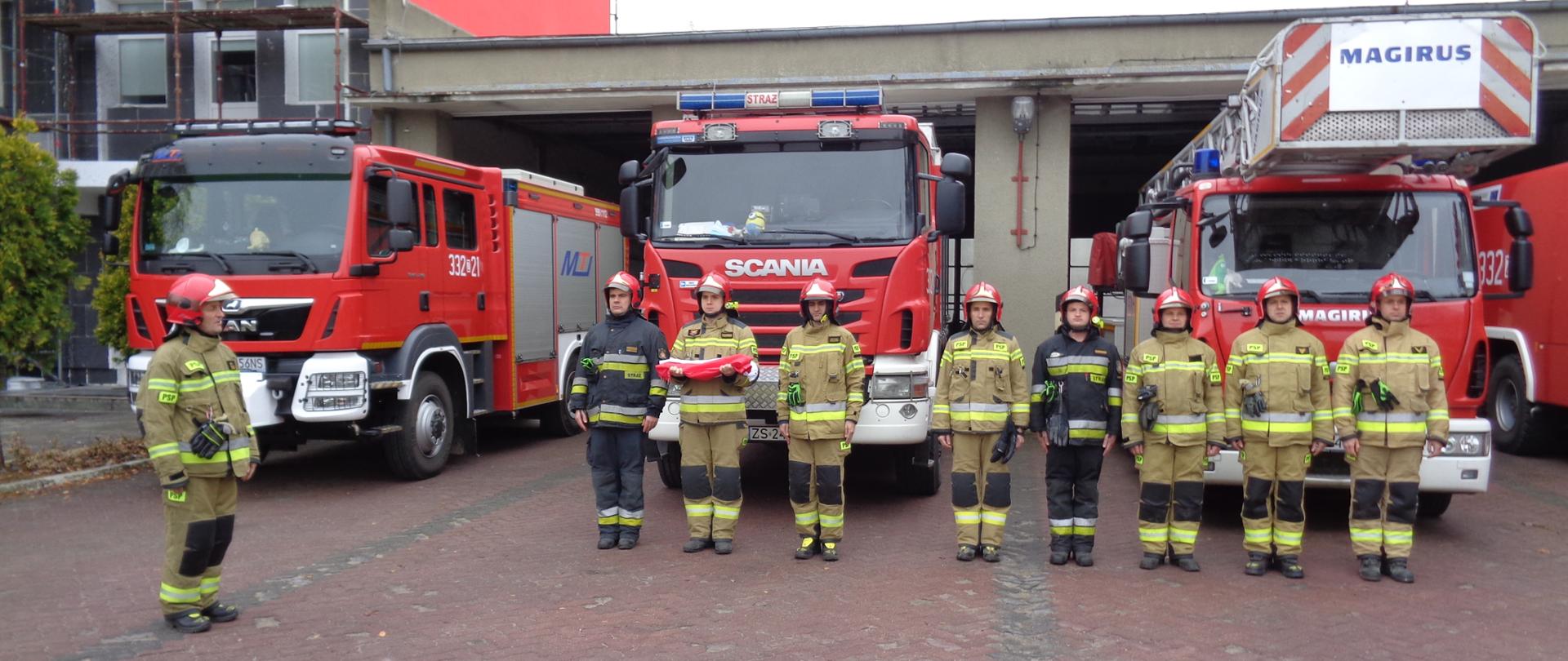 Zbiórka ZM III JRG2 podczas podniesienia flagi państwowej