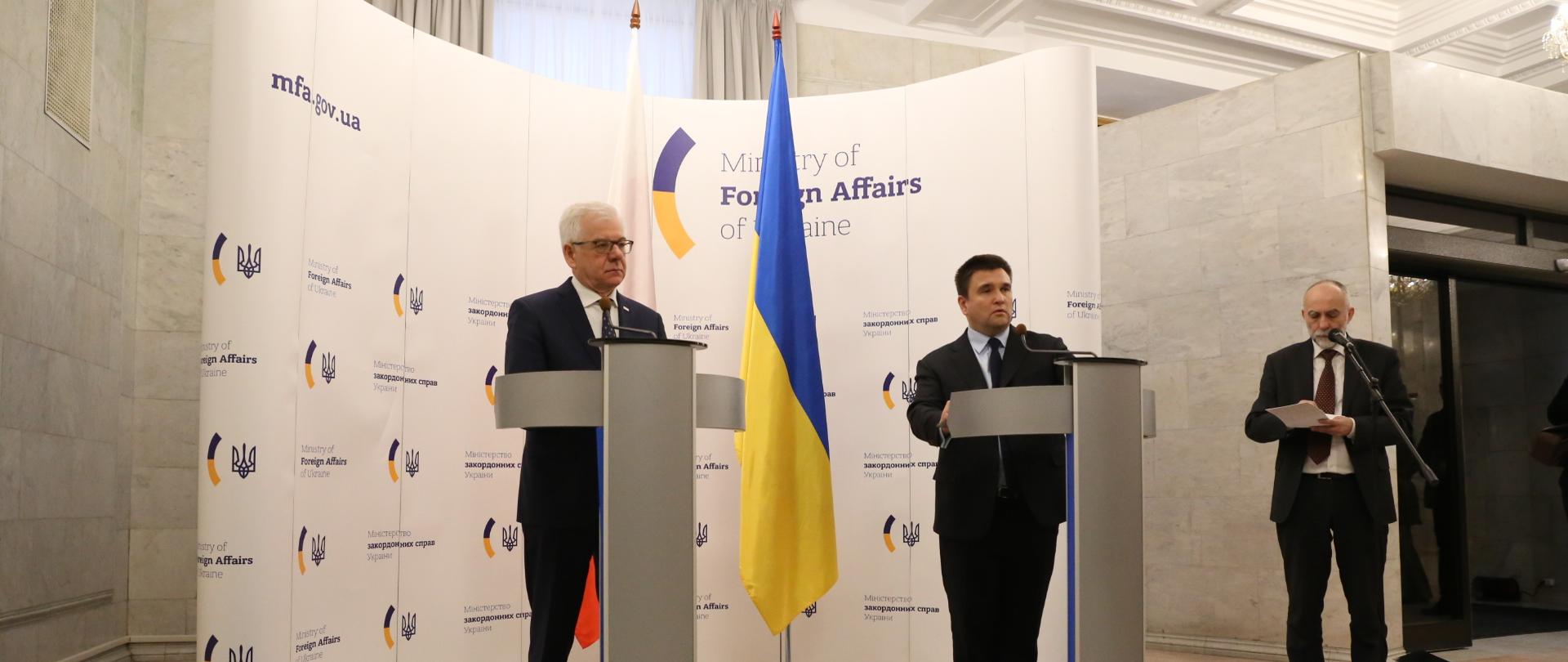 Minister Jacek Czaputowicz i minister Pawło Klimkin podczas konferencji prasowej w Kijowie