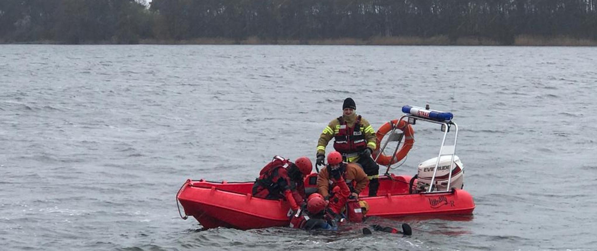 strażacy na pontonie, na jeziorze, ratujacy topielca podczas ćwiczeń