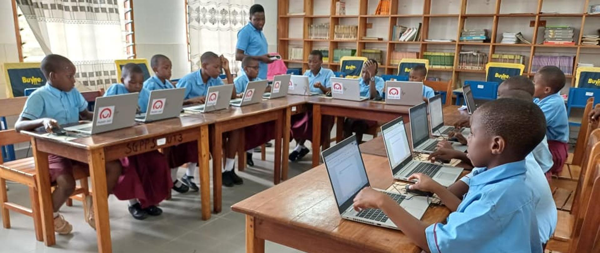 Nowe komputery w szkole podstawowej w Kilimahewa.