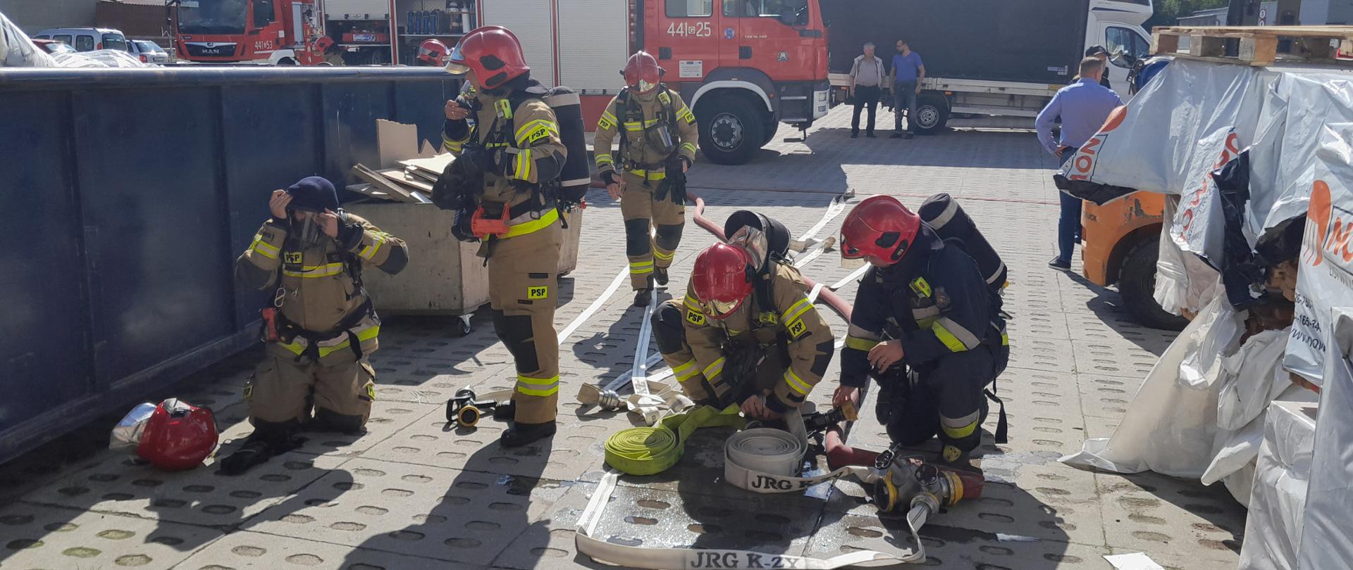 Ratownicy w trakcie sprawiania sprzętu.