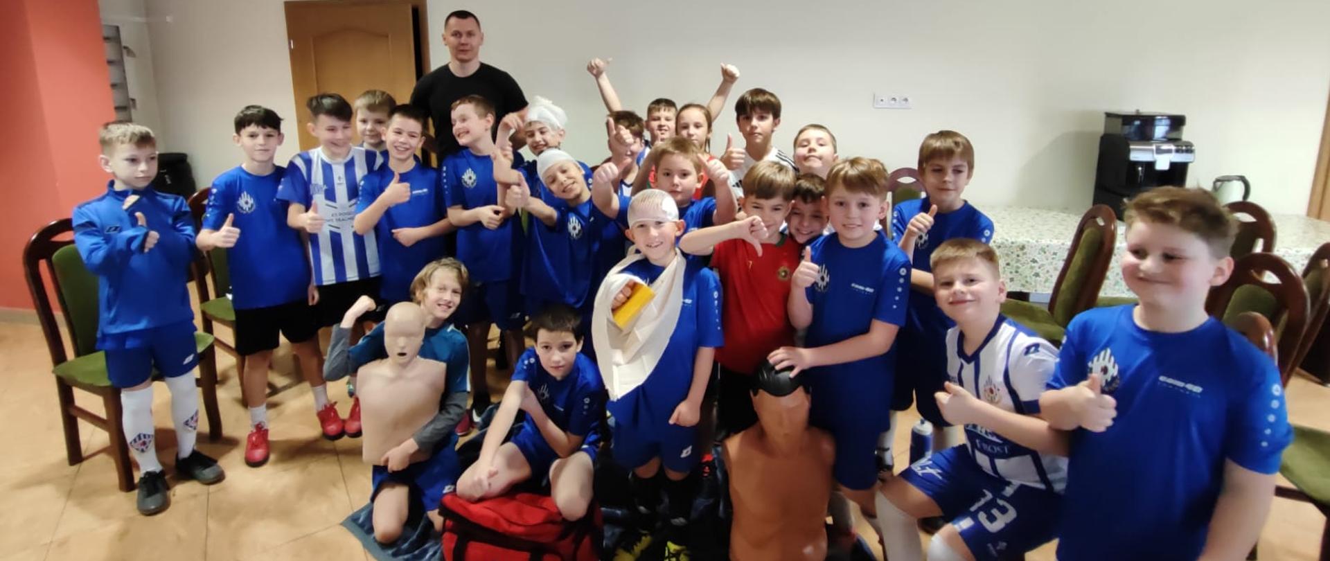 Dzieci ze strażakiem.