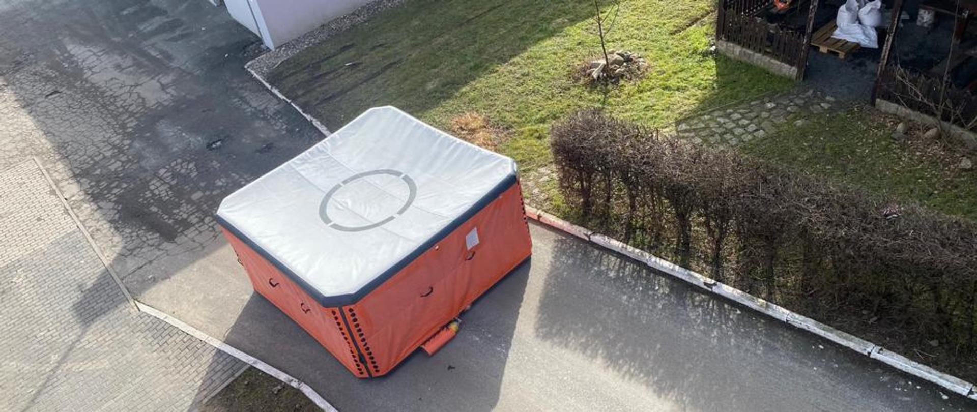 Duży pomarańczowy nadmuchany pojemnik - balon, widok z lotu ptaka