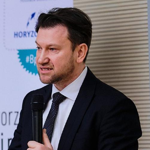 Elegancko ubrany mężczyzna podczas przemówienia