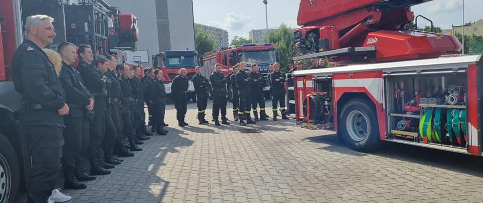 Pokaz możliwości taktycznych najnowszego modelu drabiny mechanicznej oraz podnośnika hydraulicznego firmy Rosenbauer