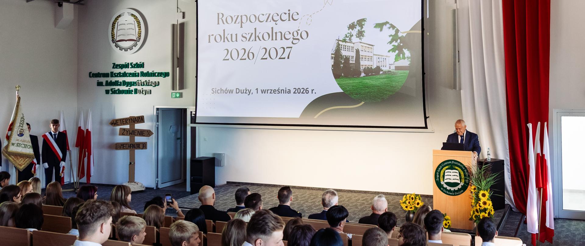Zdjęcie przedstawia uroczystość rozpoczęcia roku szkolnego 2026/2027 w auli Zespołu Szkół Centrum Kształcenia Rolniczego im. Adolfa Dygasińskiego w Sichowie Dużym.