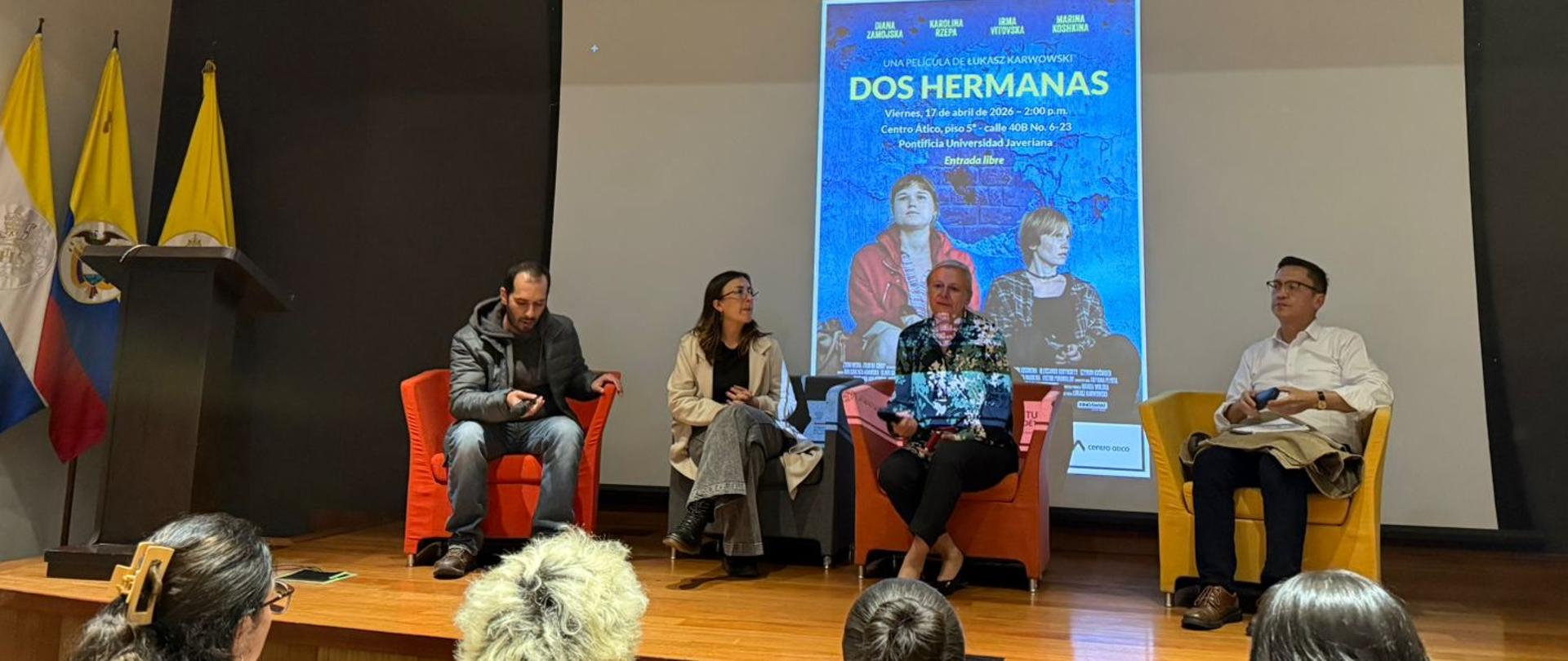 Panel dyskusyjny na temat filmu Dwie siostry z przedstawicielami z Uniwersytetu Javeriana.