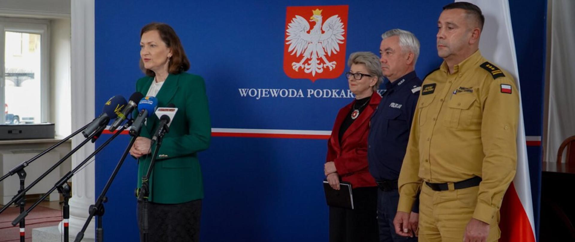 Wojewoda podkarpacki Ewa Leniart, podkarpacki kurator oświaty Małgorzata Rauch, komendant wojewódzki Policji Dariusz Matusiak i zastępca komendanta wojewódzkiego PSP Janusz Jabłoński podczas konferencji prasowej na temat bezpieczeństwa w czasie matur