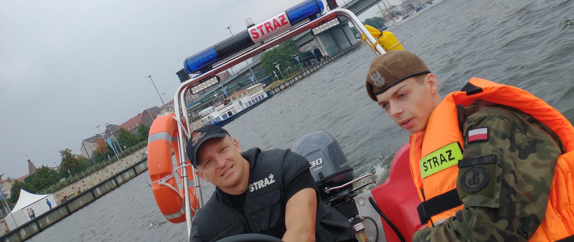 Zdjęcie przedstawia strażaka oraz żołnierza WOT podczas patrolu Odry