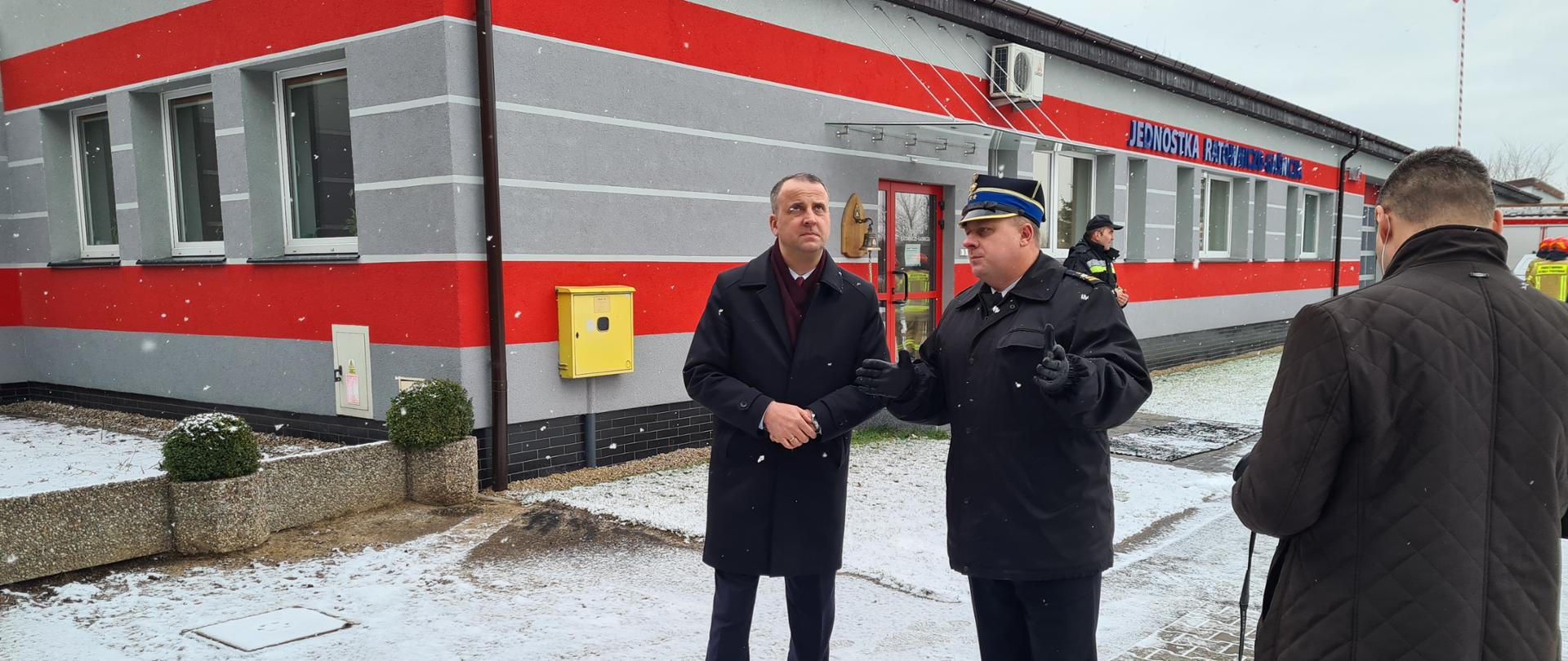 Komendant powiatowy PSP w Złotowie bryg. Jarosław Kołak przedstawia zakres zrealizowanych poszczególnych etapów zadań inwestycyjnych, przeprowadzonych zarówno w odniesieniu do części administracyjno-biurowej jak również zaplecza garażowego Jednostki Ratowniczo-Gaśniczej.
