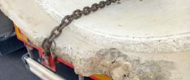 Łańcuch niewłaściwie zabezpieczający jedną z betonowych rur przed zmianą położenia w trakcie jazdy.