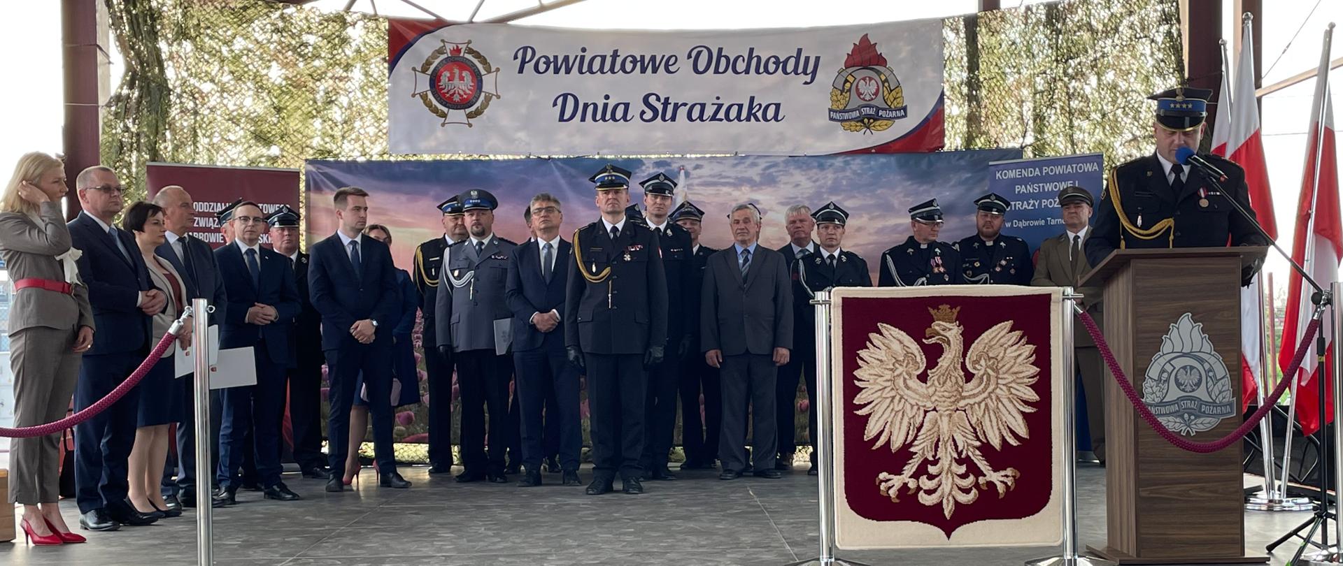 Na zdjęciu zaproszeni goście na scenie