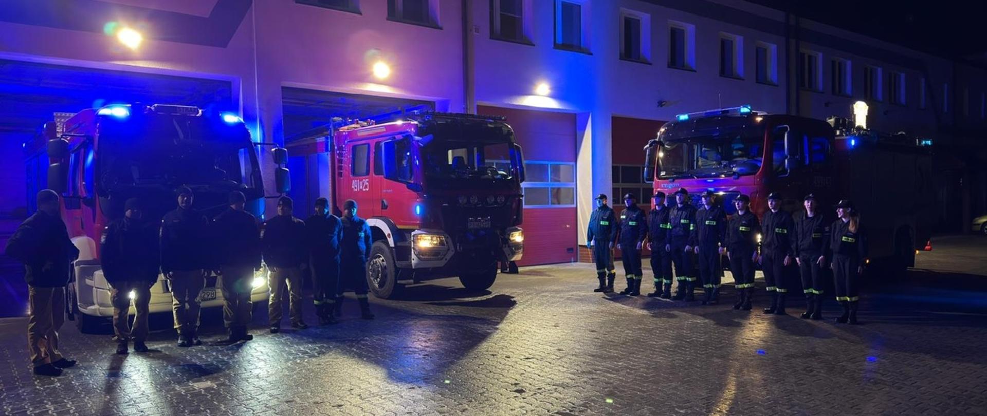 
STRAŻACY ODDALI HOŁD DRUHOWI OSP KTÓRY ZGINĄŁ PODCZAS NIESIENIA POMOCY INNYM
