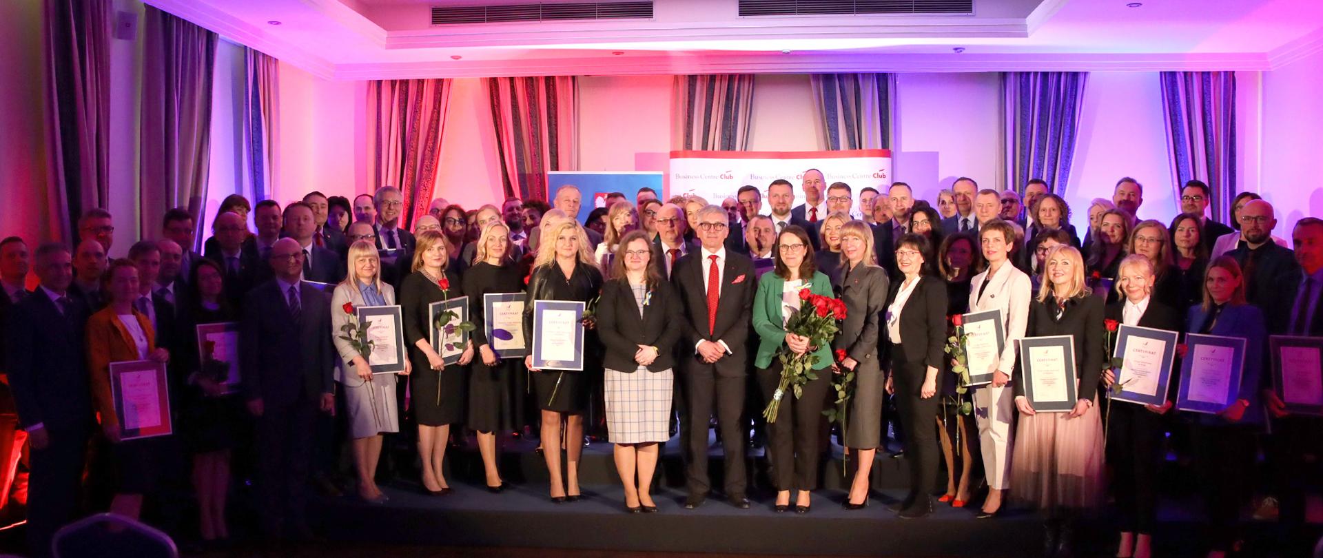 Wspólne zdjęcie laureatów finału 19. edycji konkursu „Urząd Skarbowy Przyjazny Przedsiębiorcy”.