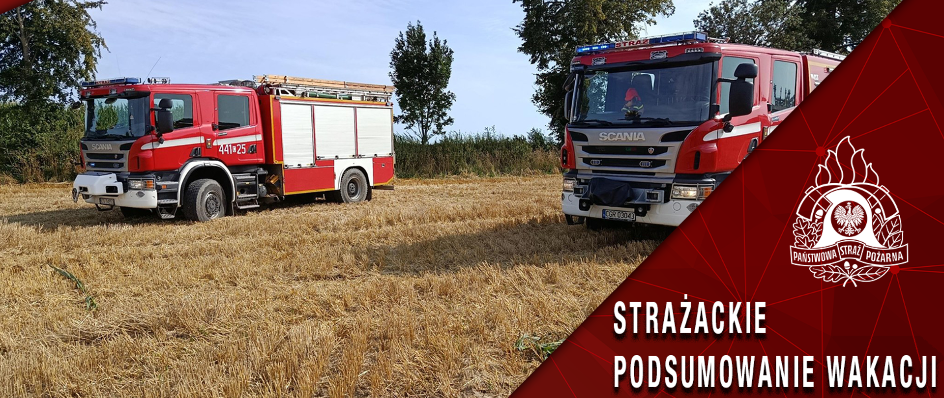Na zdjęciu widoczne są dwa średnie samochody ratowniczo-gaśnicze typu GBA na podwoziu Scania, należące do jednostki Państwowej Straży Pożarnej, ustawione na ściernisku pośród drzew i pól. Pojazdy wyposażone są m.in. w drabiny dachowe i zamykane skrytki sprzętowe, a jeden z nich posiada numer operacyjny 441[E]25. W prawym dolnym rogu grafiki znajduje się logo PSP oraz napis „Strażackie podsumowanie wakacji” na tle bordowej siatki graficznej.