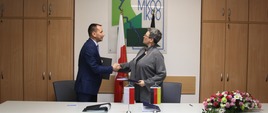 Uścisk dłoni między przedstawicielem strony polskiej i niemieckiej.