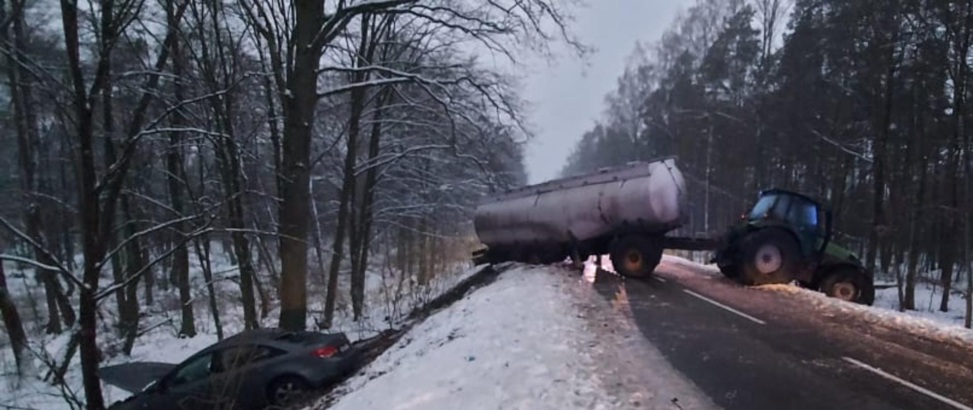Zdjęcie przedstawia uszkodzony samochód osobowy marki CHEVROLET CRUZE i ciągnik rolniczy marki DEUTZ FAHR wraz z cysterną. 