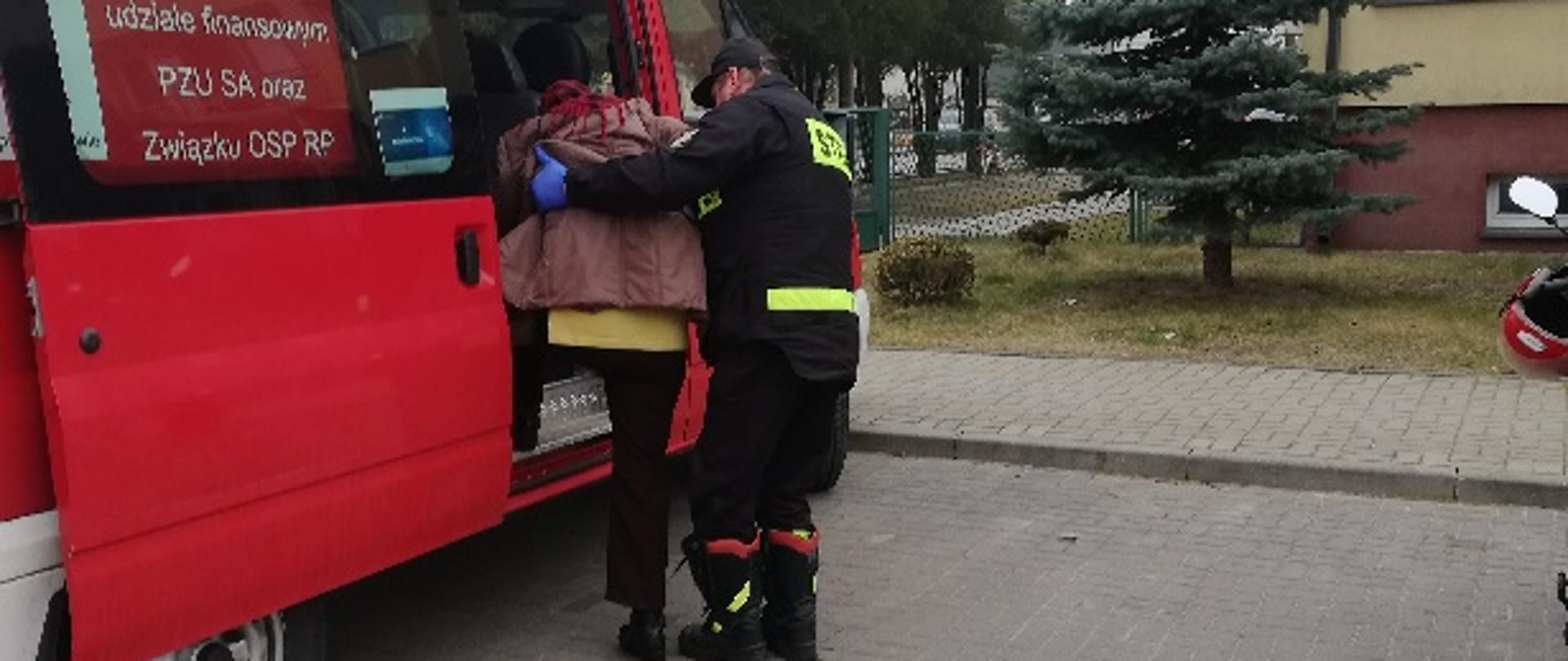 Jednostki OSP z terenu powiatu pajęczańskiego pomagają w transporcie osób starszych i potrzebujących pomocy do punktów szczepień przeciw COVID-19