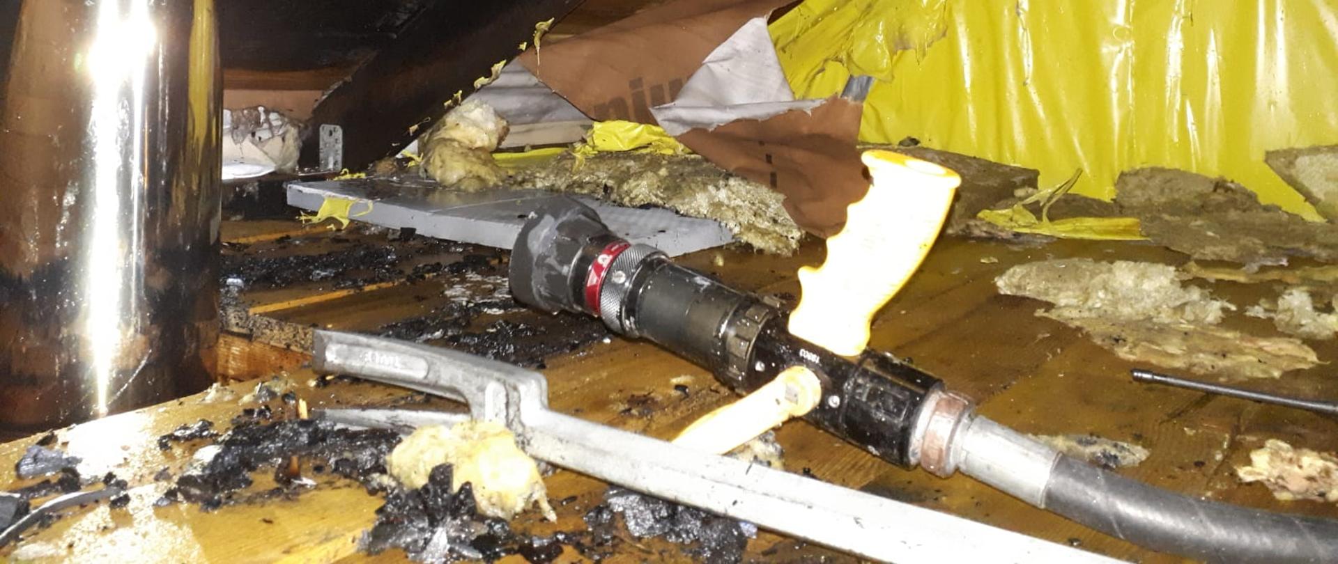 Na zdjęciu widać nadpalone drewniane elementy konstrukcji przy szybie kominowym