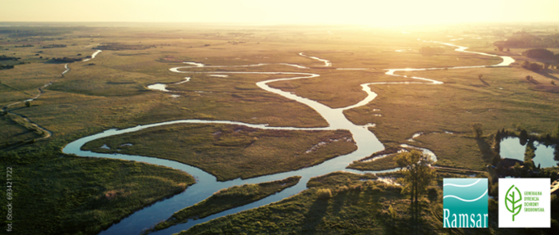 Zdjęcie przedstawia rozlewisko rzeczne, w prawym dolnym roku logo GDOŚ i Konwencji Ramsarskiej