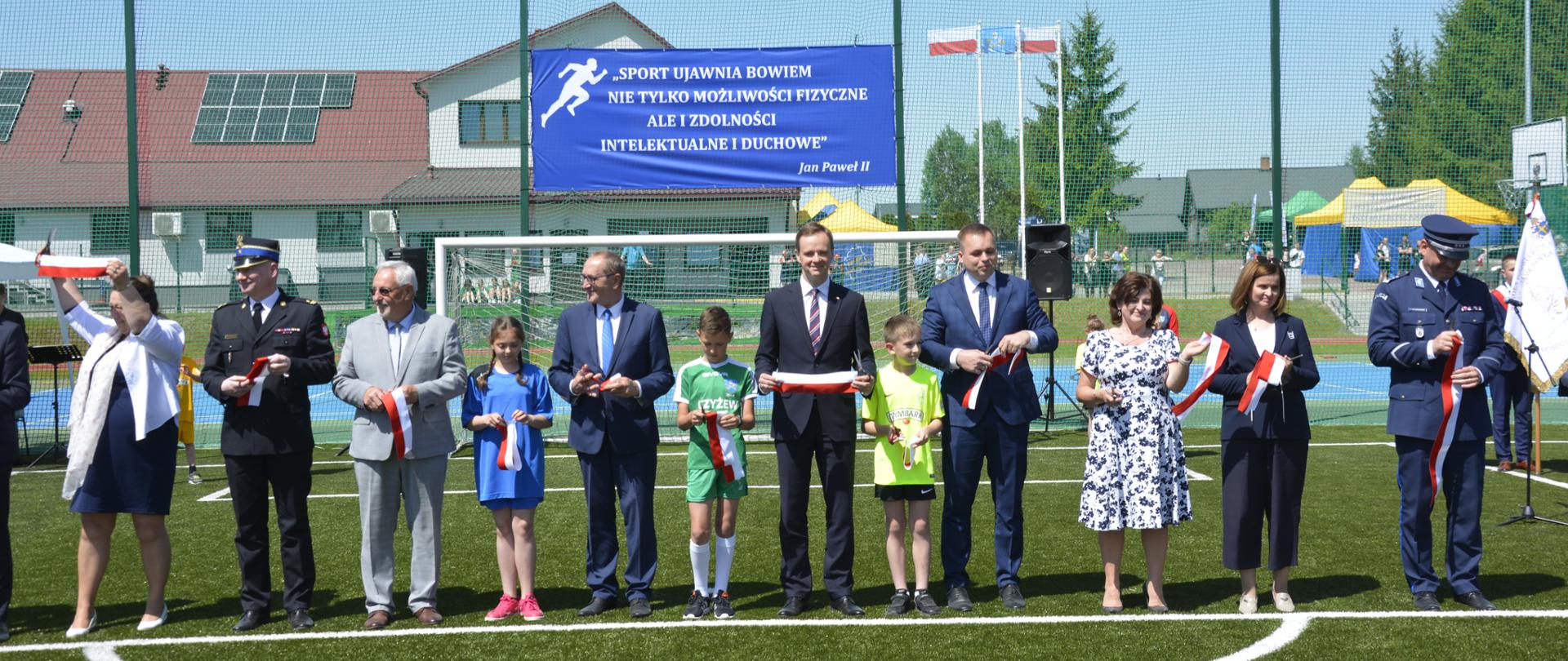 Wicewojewoda podlaski Tomasz Madras na otwarciu nowoczesnego boiska w gminie Czyżew 