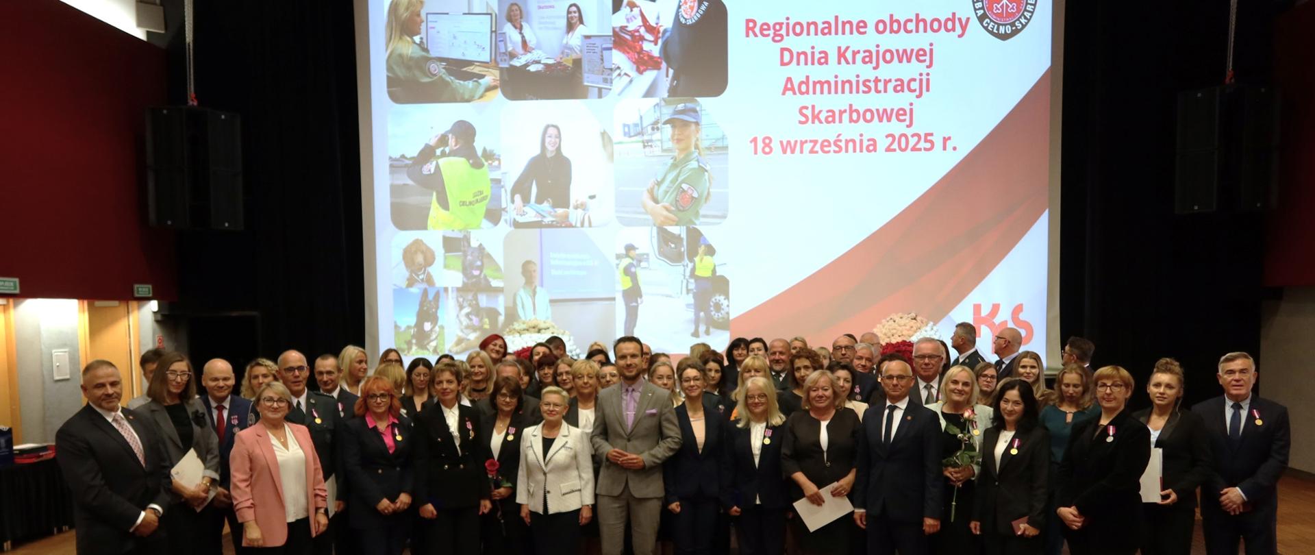 zdjęcie grupowe z regionalnych obchodów Dnia Krajowej Administracji Skarbowej we Wrocławiu 