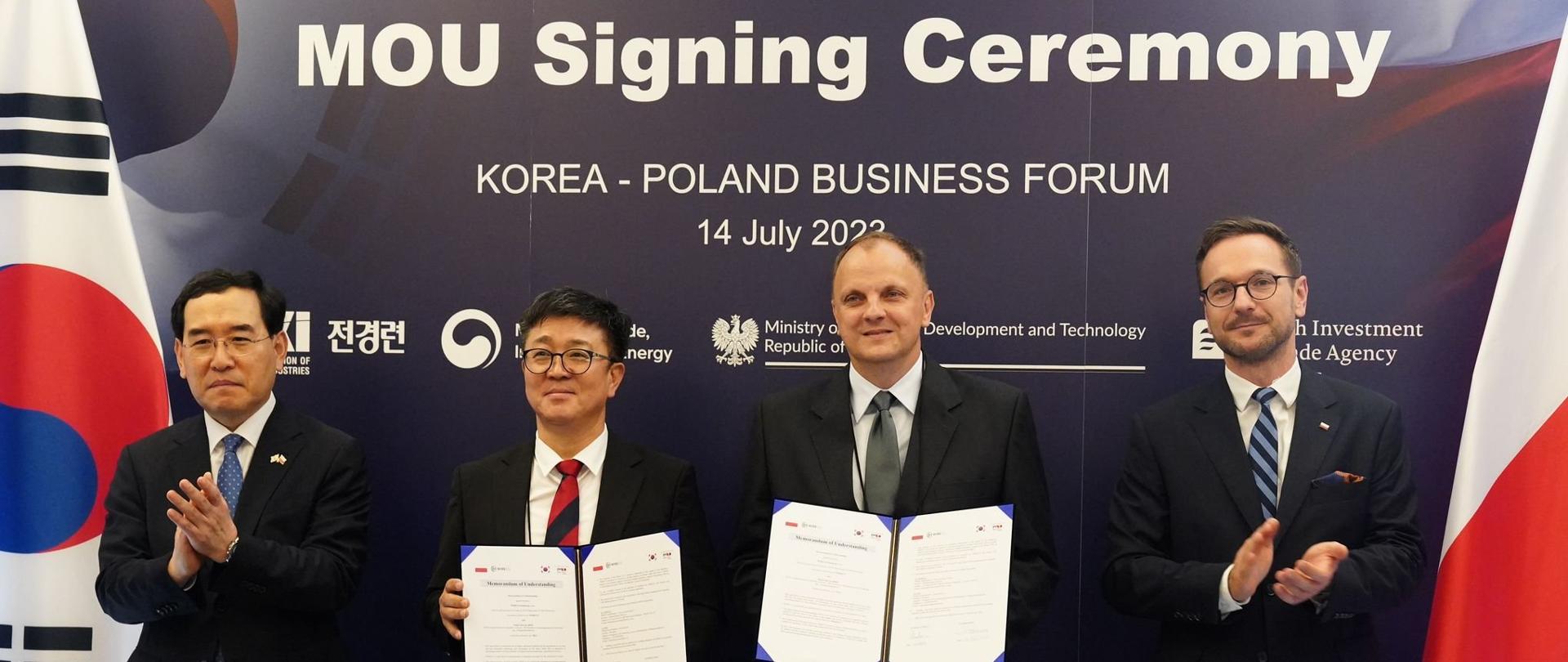 Minister Waldemar Buda podczas ceremonii podpisania porozumień o współpracy pomiędzy polskimi i koreańskimi firmami.