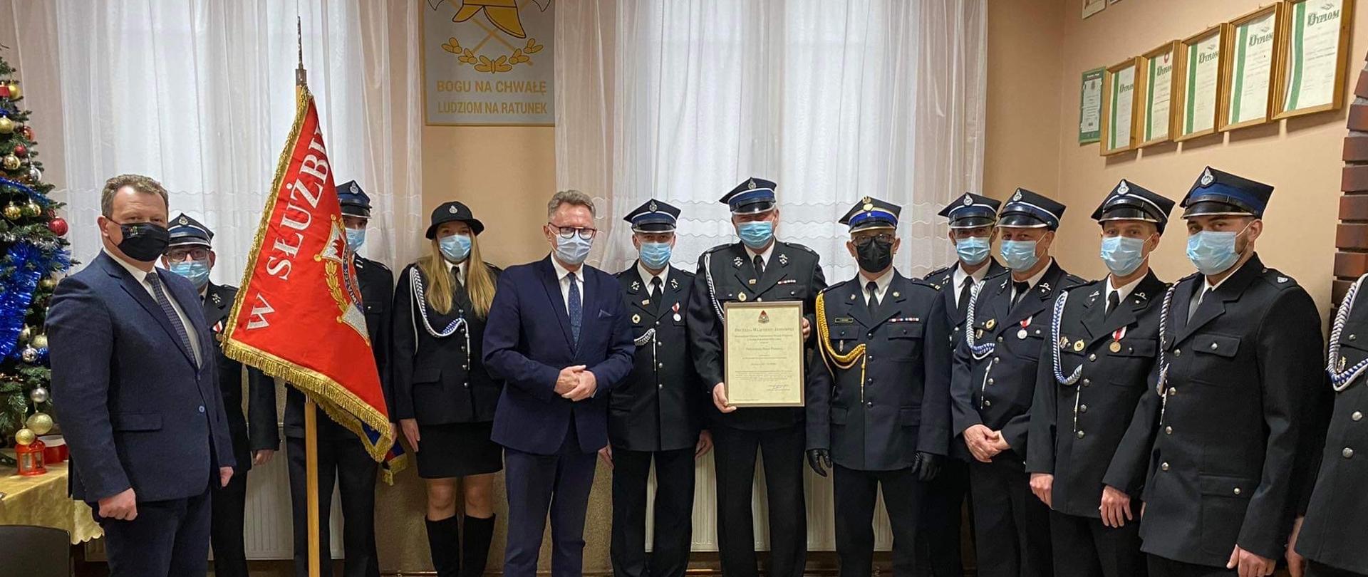 Na zdjęciu druhny i druhowie OSP Pysząca komendant powiatowy PSP w Śremie Burmistrz i zastępca Burmistrza Śremu sztandar OSP Pysząca - zdjęcie grupowe