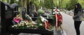 Dyrektor Generalny Łódzkiego Urzędu Wojewódzkiego Aleksandra Sowińska-Banaszkiewicz składa kwiaty przy grobie jednej z ofiar tragedii 