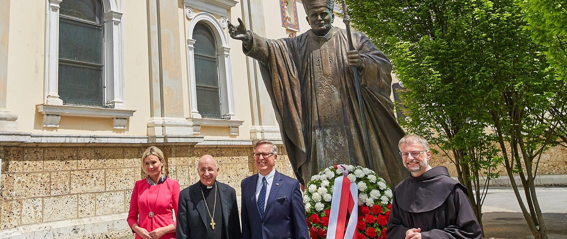 Joanna_Olendzka_i_Krzysztof_Olendzki_Jan_Paweł_II_16052021