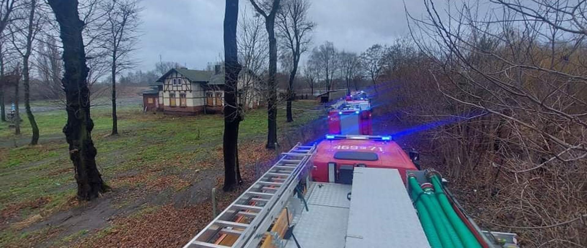 widoczne pojazdy straży pożarnych oraz miejsce zdarzania