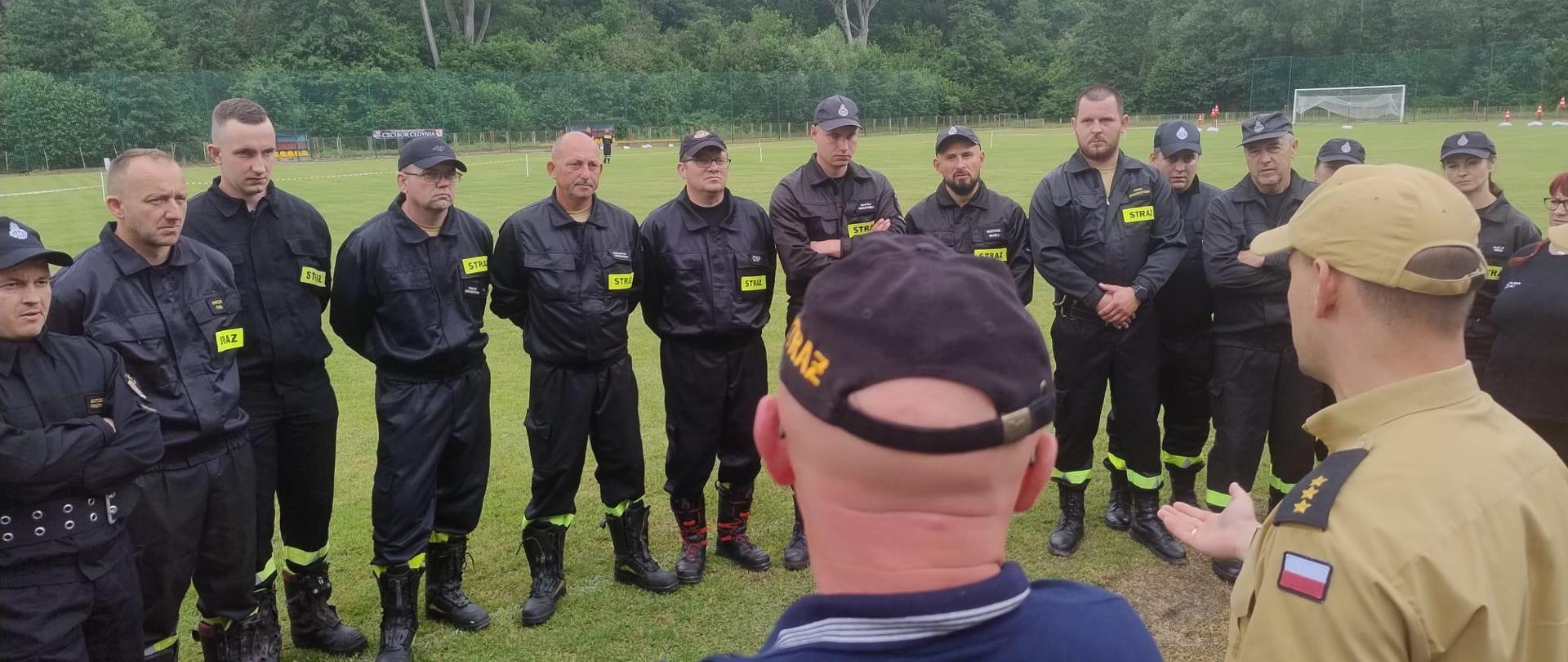 Zdjęcie przedstawia drużyny podczas odprawy z sędziami.