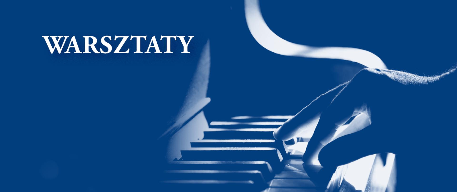 na niebieskim tle klawiatura fortepianu i grające na niej palce w lewym górnym rogu biały napis warsztaty