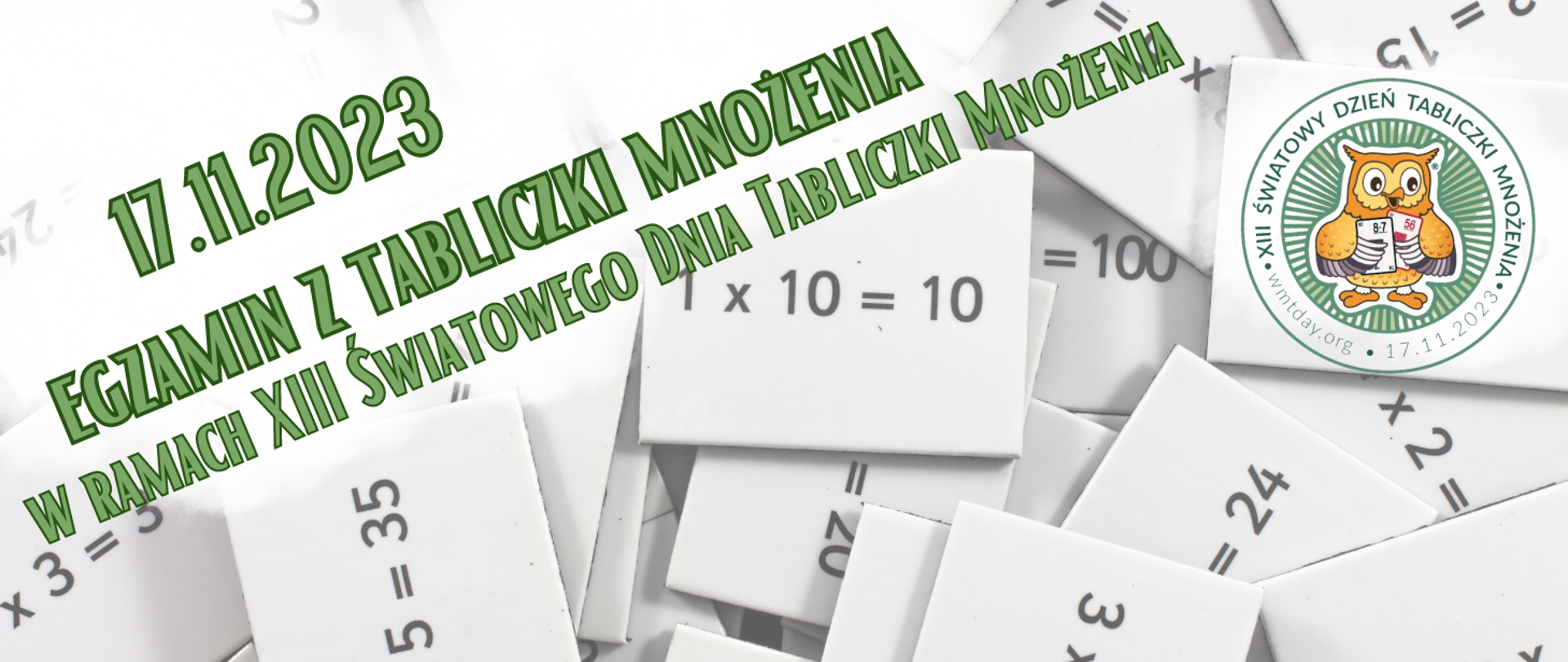 Na jasnym tle rozsypane kartoniki z działaniami matematycznymi. Na środku informacja o egzaminie z tabliczki mnożenia w ramach XIII Światowego Dnia Tabliczki Mnożenia 17.11.2023r. 