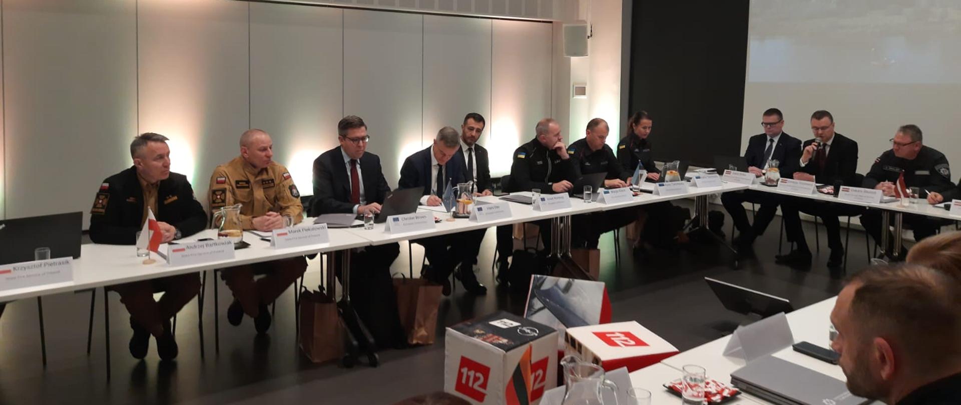 komendant główny PSP razem z dyrektorem BKG KG PSP podczas spotkania szefów służb ratowniczych w Rydze. 