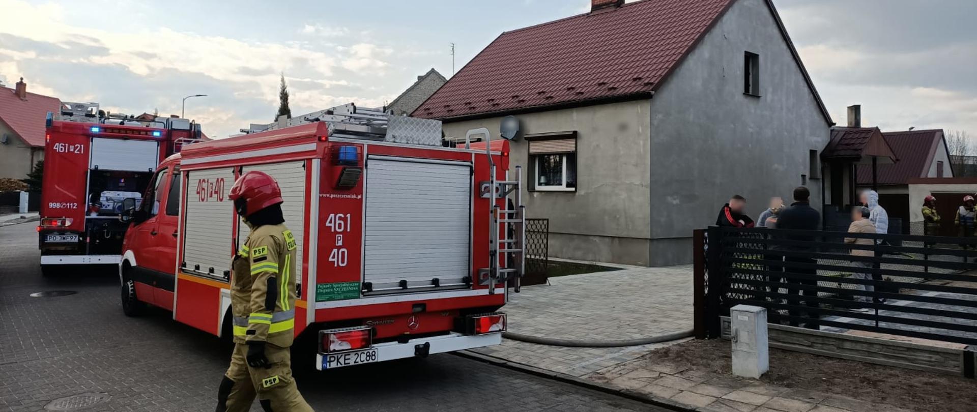 Widoczne miejsce zdarzenia oraz służby działające na miejscu.