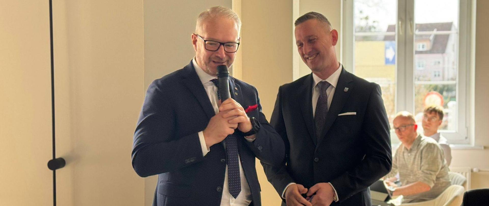 Sesja Rady Powiatu Lidzbarka Warmińskiego: wojewoda Radosław Król i starosta Marcin Kania.