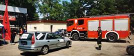 „ Bezpieczne Wakacje” podczas pikniku charytatywnego „Moto Serce” w Białogardzie. Na zdjęciu strażak omawia założenie do ćwiczeń. W tle samochód strażacki, z lewej strony pojazd wykorzystywany do ćwiczeń.