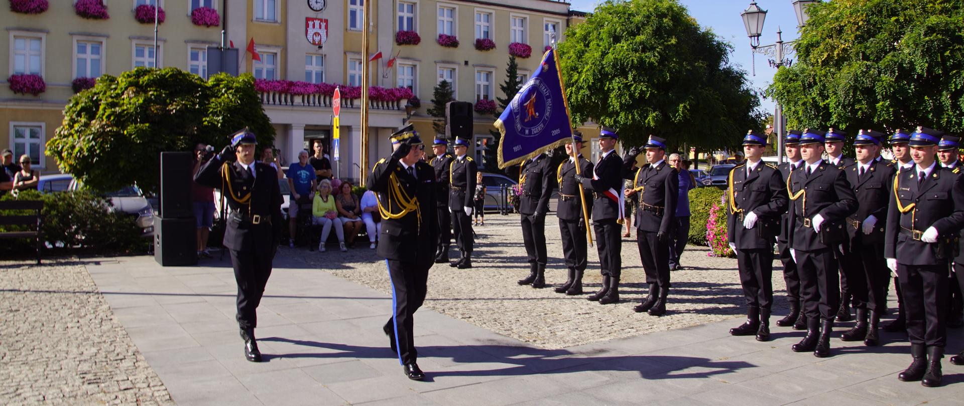 Zastępca KG PSP i dowódca uroczystości robią przemarsz przed pododdziałami PSP