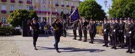 Zastępca KG PSP i dowódca uroczystości robią przemarsz przed pododdziałami PSP