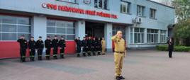 
2 maja 2023 r. o godz. 08.00 na placu Komendy Powiatowej PSP w Przasnyszu odbyła się uroczysta zmiana służby z okazji Dnia Flagi Rzeczypospolitej Polskiej.
W apelu uczestniczyli: bryg. mgr inż. Jarosław Andruszkiewicz – Z-ca Komendanta Powiatowego PSP w Przasnyszu oraz funkcjonariusze Komendy PSP, w tym zmiany służbowe Jednostki Ratowniczo - Gaśniczej.
Podczas zmiany służbowej nastąpiło uroczyste podniesienie flagi państwowej oraz i został odśpiewany hymn państwowy. Następnie głos zabrał Z-ca Komendanta Powiatowego, który przybliżył historię polskich barw narodowych i podkreślił wagę propagowania wiedzy o polskiej tożsamości i symbolach narodowych.
„ …Dzień Flagi Rzeczypospolitej Polskiej został ustanowiony przez Sejm na mocy ustawy z 20 lutego 2004 r. Jest to święto, które ma wyrażać szacunek do flagi i propagować wiedzę o polskiej tożsamości oraz symbolach narodowych. Ustanowienie 2 maja dniem Święta Flagi nie jest przypadkowe. To właśnie tego dnia w 1945 roku polscy żołnierze z 1. Dywizji Kościuszkowskiej zawiesili biało-czerwoną flagę na Kolumnie Zwycięstwa w Berlinie, czym przyczynili się do zakończenia działań wojennych w Europie. Biało-czerwona flaga powiewała przez cały okres II Rzeczypospolitej jako znak suwerennego i wolnego państwa. Podczas II wojny świato­wej żołnierze polscy walczyli pod biało-czerwonymi sztandarami na wszystkich frontach i w Podziemnym Państwie Polskim. Flaga naro­dowa była świadkiem i symbolem czynu zbrojnego polskiego oręża, zatknięta przez naszych żołnierzy też np. nad klasztorem na Monte Cassino... ”.
Zdjęcia: kpt. Piotr Kuligowski.
Opracował: asp. Rafał Sekuna.
