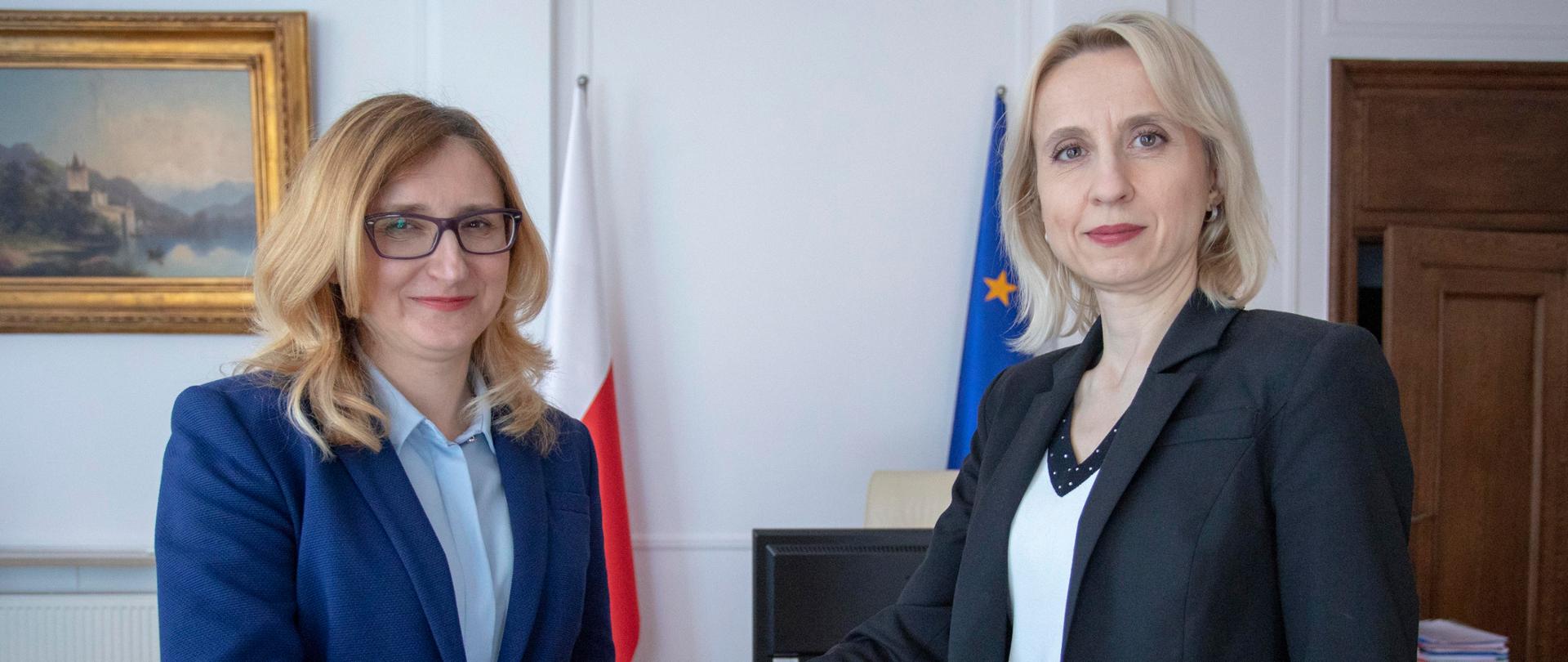 Minister Teresa Czerwińska ściska dłoń Justynie Adamczyk 