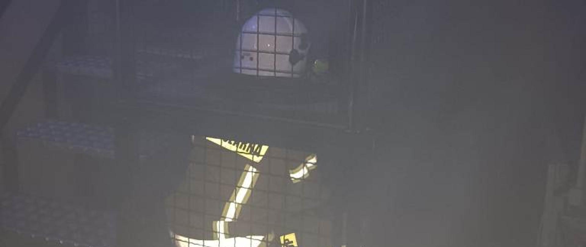 Strażak pokonuje tor przeszkód. 