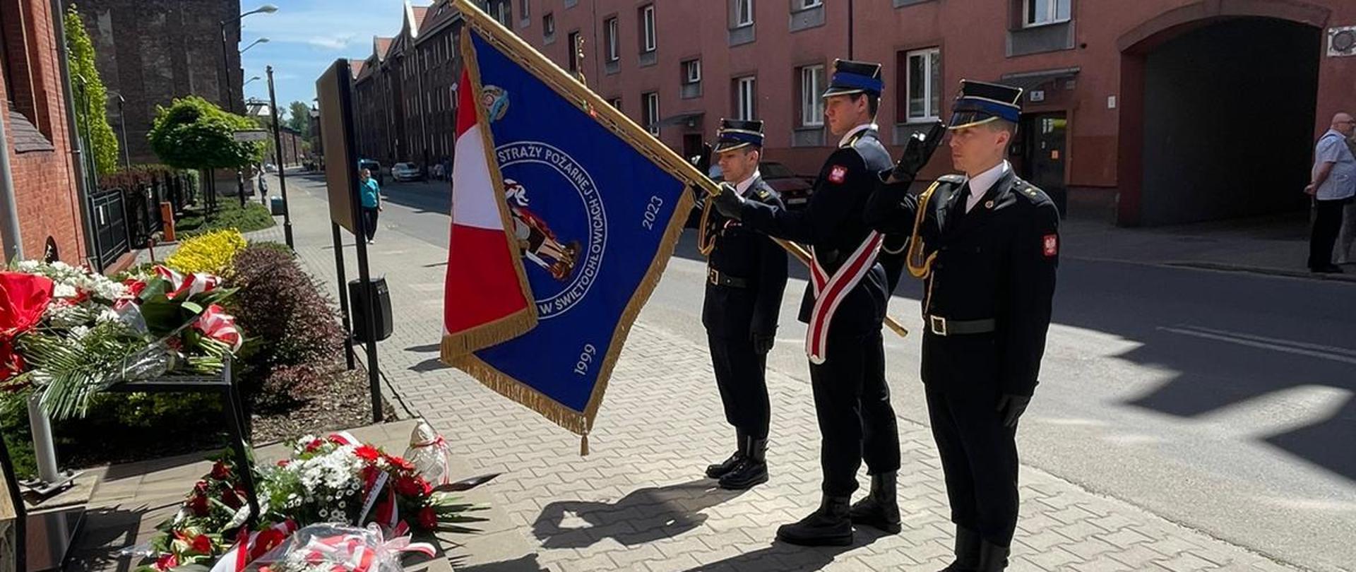 Poczet sztandarowy przed budynkiem Muzeum Powstań Śląskich