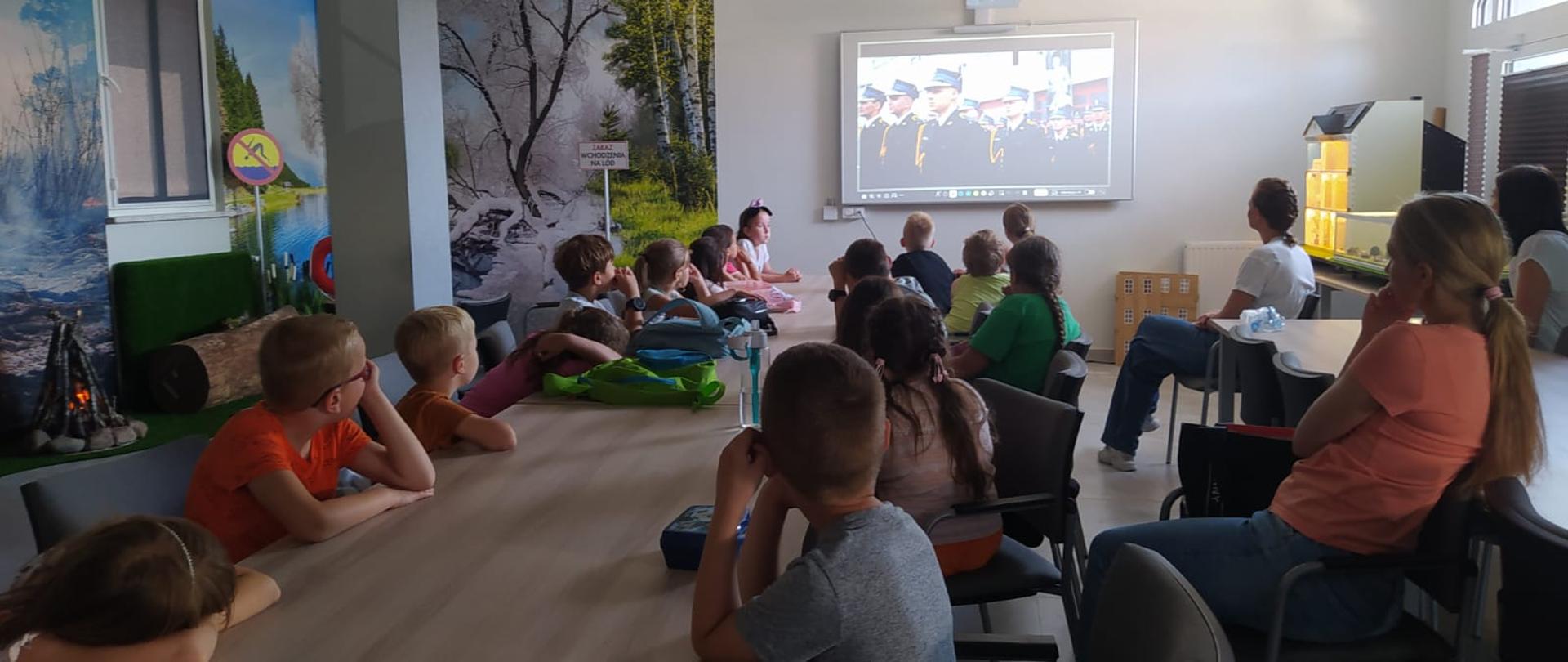 Na zdjęciu dzieci w salce ognik oglądające prelekcję 