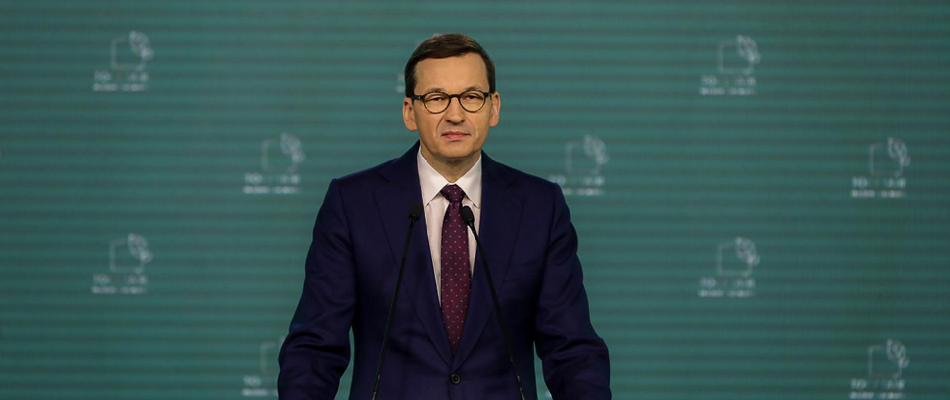 Premier Mateusz Morawiecki stoi przy mównicy podczas II Szczytu Klimatyczny TOGETAIR 2021.
